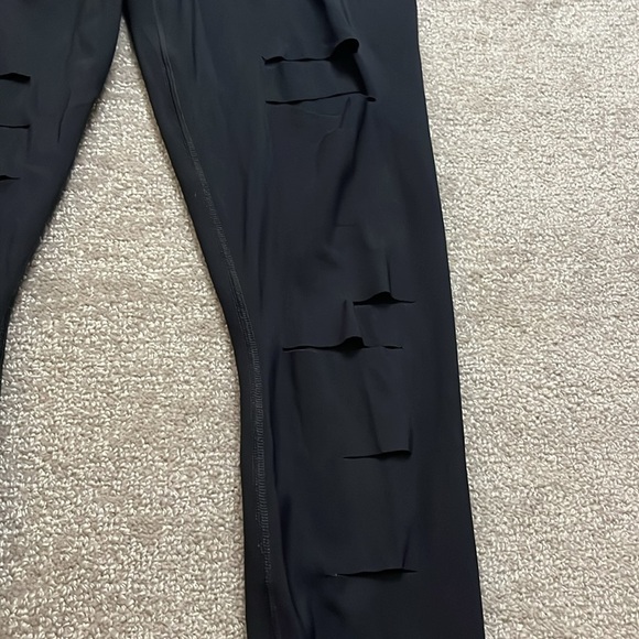 Alo Yoga Women’s Black Ripped Warrior Legging Size Small - Picture 4 of 9